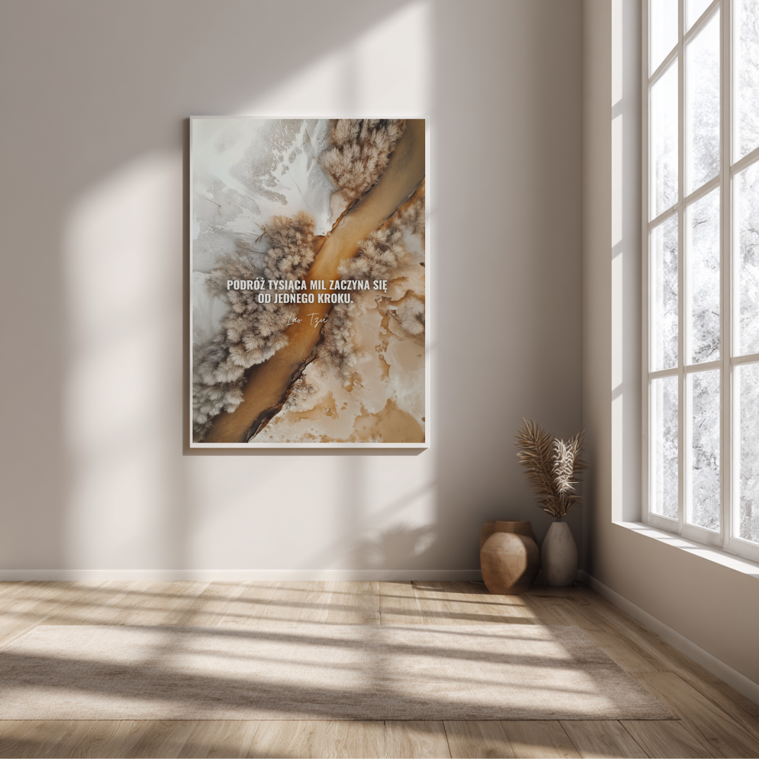 Plakat z cytatem Lao Tzu "Podróż tysiąca mil...".